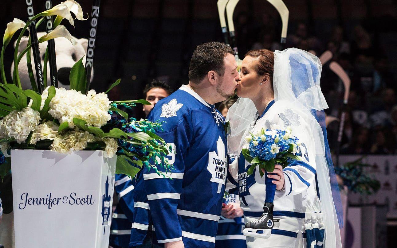 Ett annat par som valde ett annat typ av bröllop i Toronto, Kanada, är Scott Protomanni och Jennifer Rogers första paret någonsin att gifta sig på Toronto Maple Leafs hemmaarena Air Canada Centre i vad som kallades Toronto Maple Leafs Blue & Black Wedding. Bild: TT