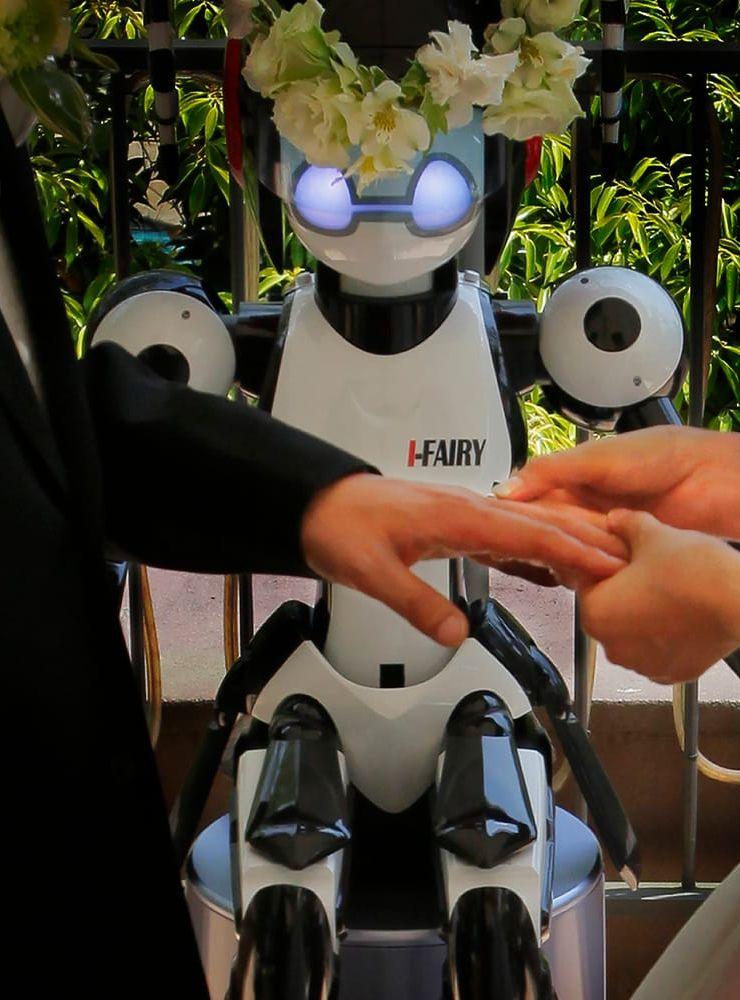 I japan 2010 inträffade världens första bröllop som officierades av en robot, roboten I-Fairy.
Roboten är 1,2 meter hög och staljad och hästsvansar i plast och en blomsterkrans. Pionjärparet som I-Fairy var Tomohira Shibata och Satoko Inouye. Bild: TT