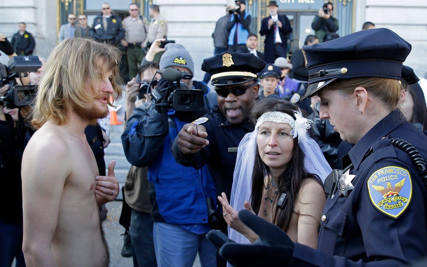 I San Francisco 2013 gifte sig ett par nakna framför stadens stadshus. Strax efter ceremonin blev de båda arresterade av polisen för att offentlig nakenhet är förbjuden i staden.
Paret ska dock ha släppts fria. Bild: TT