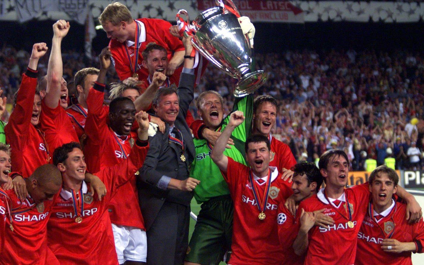 Sir Alex Ferguson och spelarna i Manchester United jublar efter den spektakulära vändningen, från underläge till seger på två minuter i slutskedet av CL-finalen 1999. Foto: TT