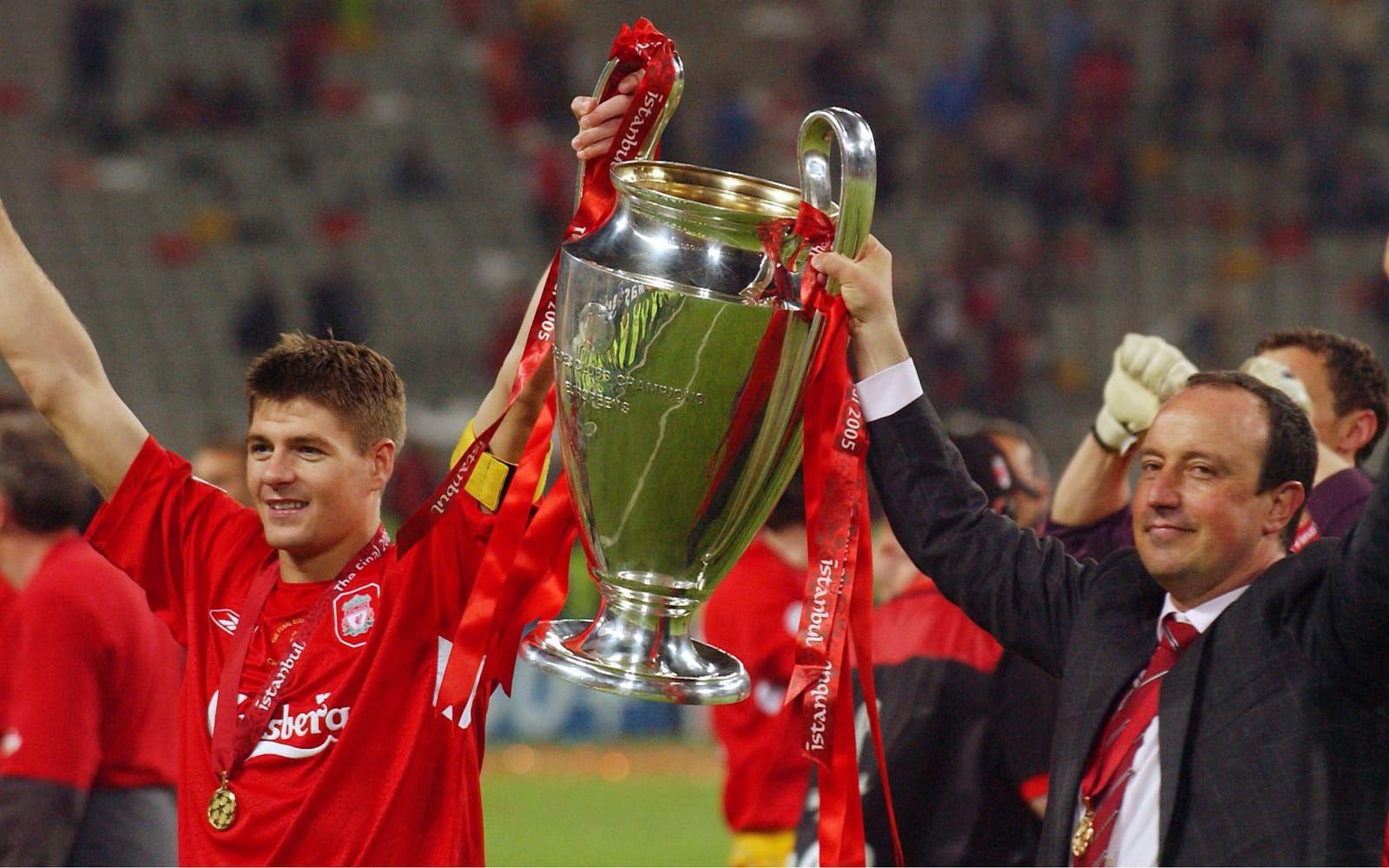 Gerrard och den hyllade spanske managern Rafa Benitez, efter den mäktiga vändningen i Champions League-finalen 2005. Foto: Bildbyrån