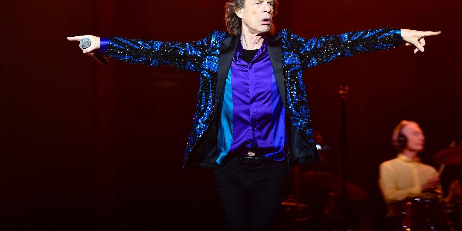 Mick Jagger äntrade scenen vid 21-tiden, och efter andra låten hälsade han till publiken på svenska: "Tjena Stockholm, hej Sverige".