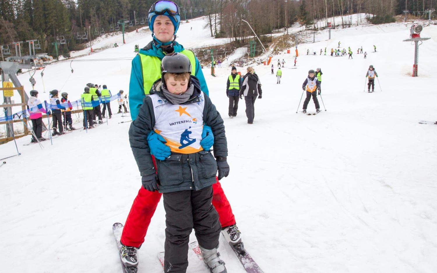 Lucas Lönnstam tog sig ner på skidor från toppen i tryggt sällskap med Jacob Schön. Bild: Ann Katrin Norling