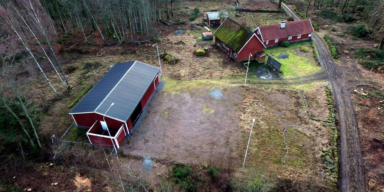 Maskinhallen som döljer bunkern och dess rastgård synlig till vänster på gården i norra Skåne. Arkivbild.