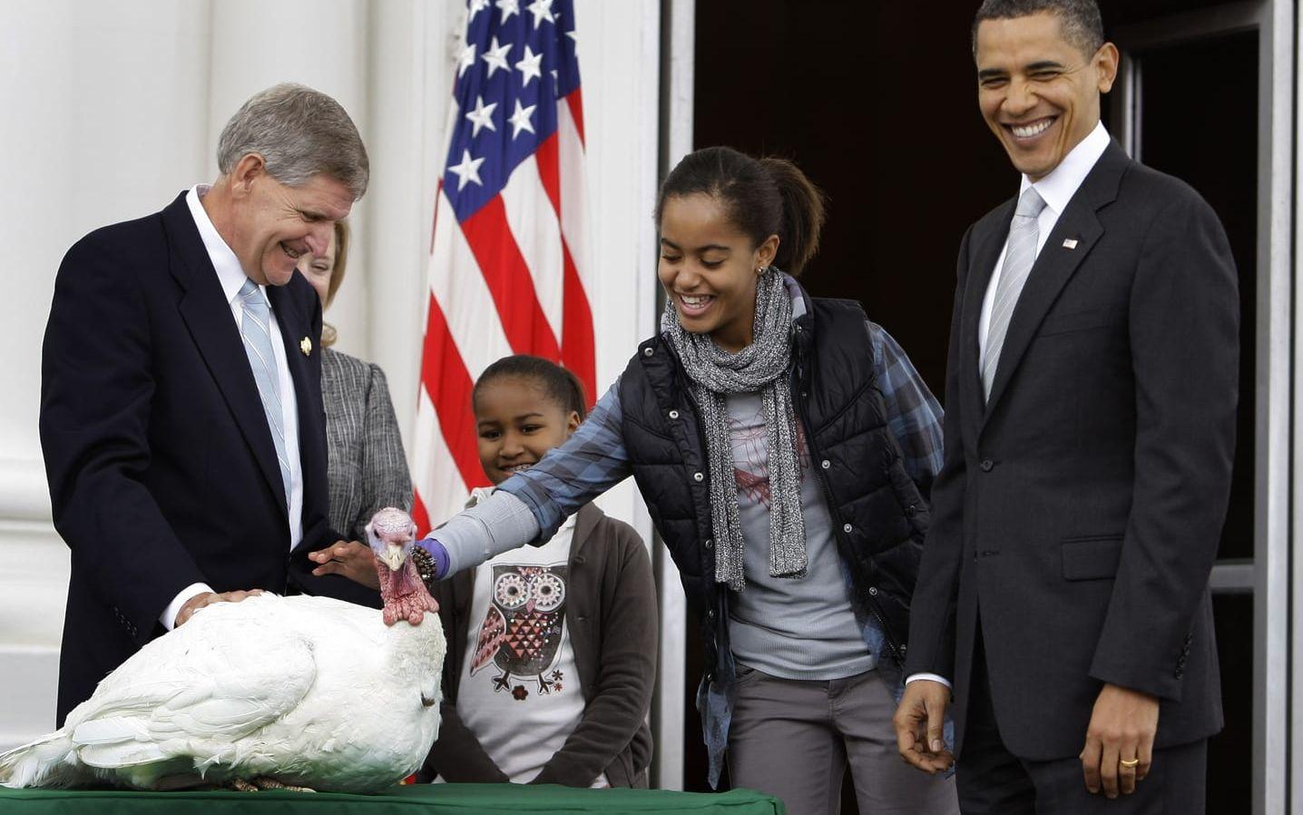Barack Obama tillsammans med sina döttrar Sasha Malia 2009. Bild: TT