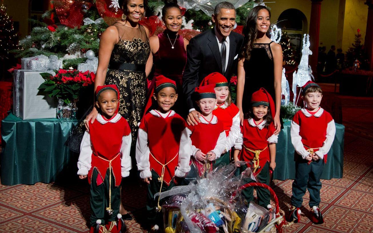 Barack Obama tillsammans med familjen 2014. Bild: TT