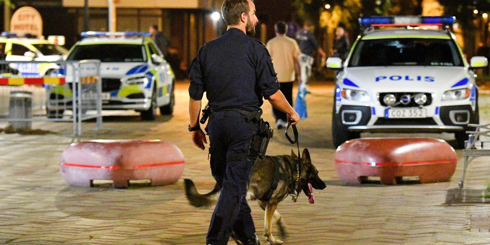 Skottlossningen i Helsingborg är den andra på två dagar. Här söker polisen med hund efter att de larmats till Gustavs Adolfs torg i Helsingborg på tisdagskvällen.