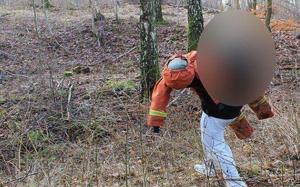Bar iväg kroppen. 20-åringen misstänks ha burit den livlösa kroppen till bäcken som rinner igenom Frennarpsskogen.