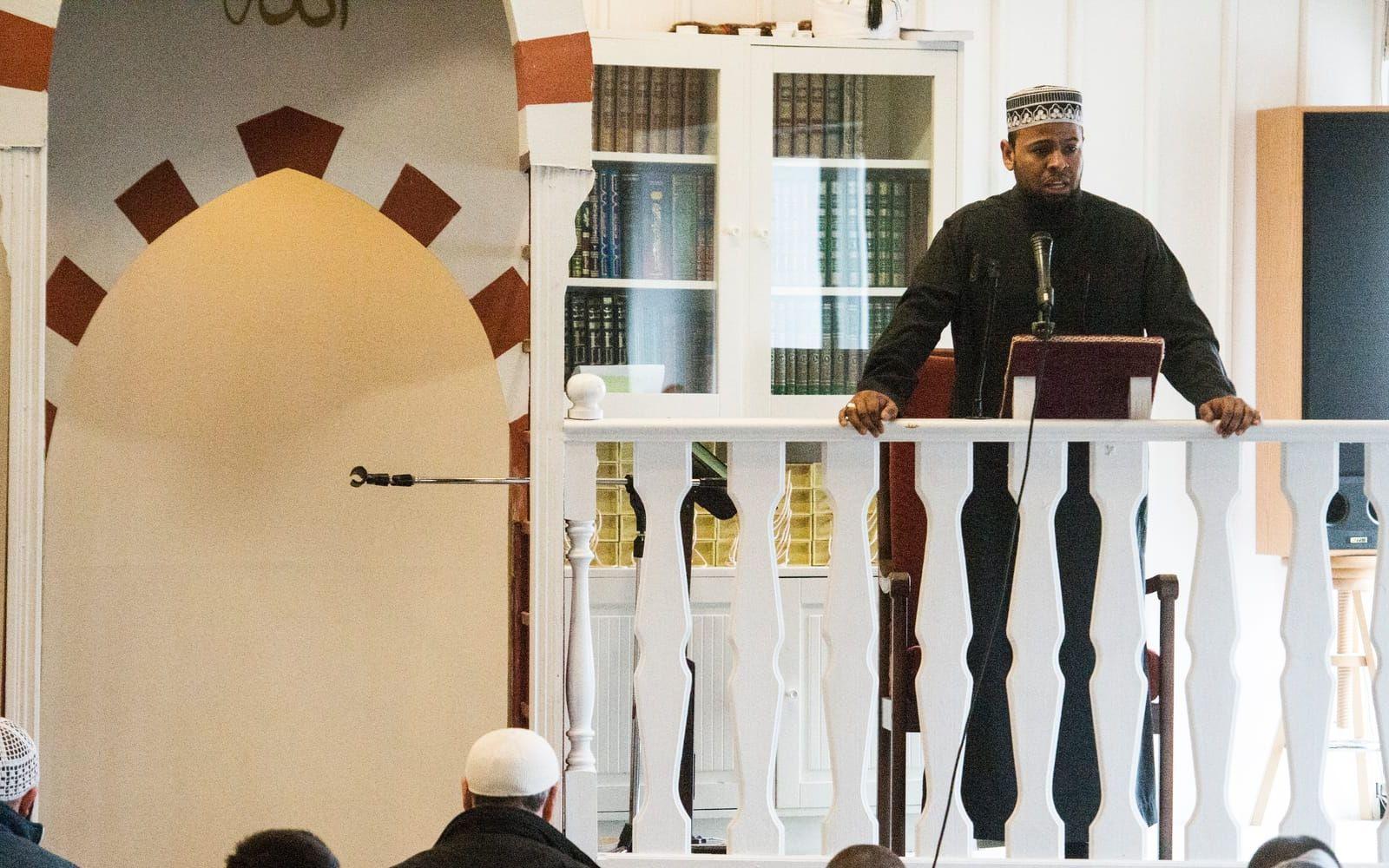 Imam. Abu Muadh är imam i Halmstads moské, men han är också en imam som enligt många experter har ett stort inflytande i salafistiska kretsar.  Bild: Roger Larsson