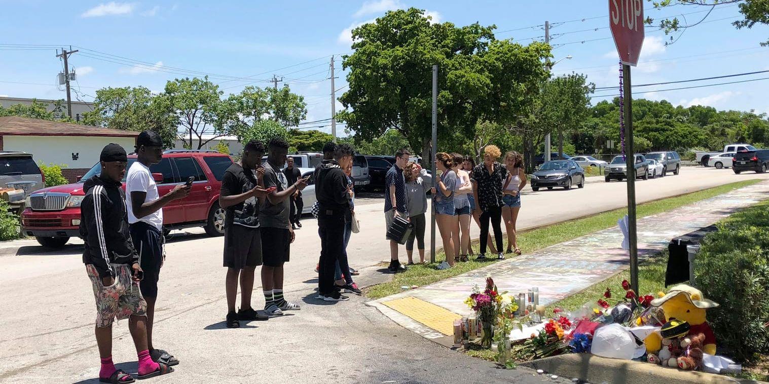 Fans sörjer den avlidna rapparen XXXTentacion vid mordplatsen i Florida. Arkivbild.