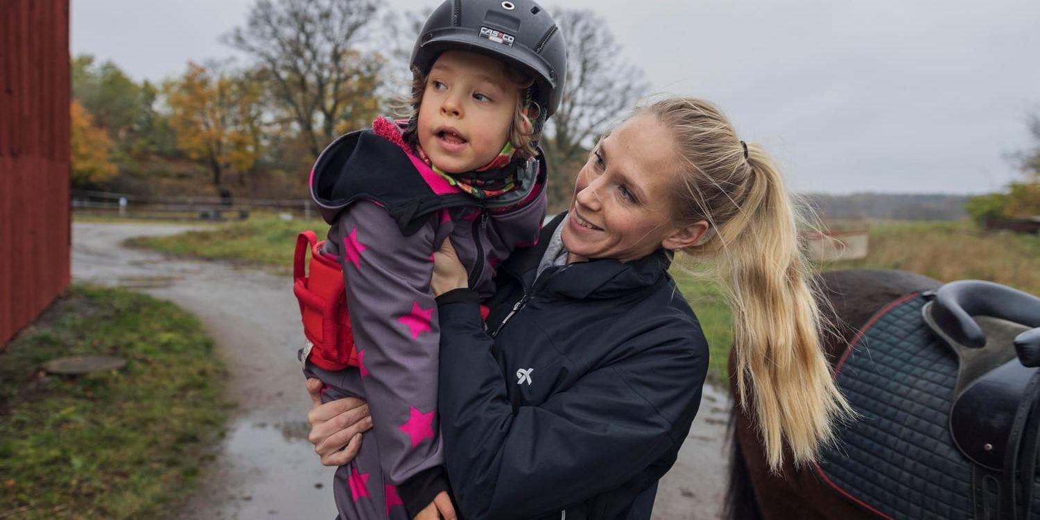 Malin Larsson och hennes dotter Tuva är en familj som drabbats av besparingarna inom assistansersättningen.