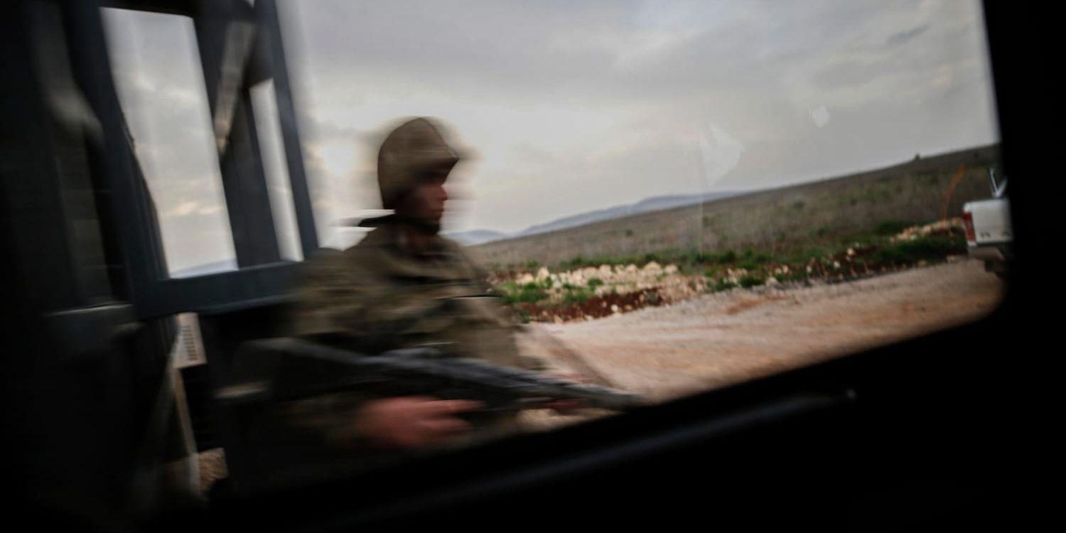 En turkisk soldat vid staden Kilis, vid gränsen mot Syrien.