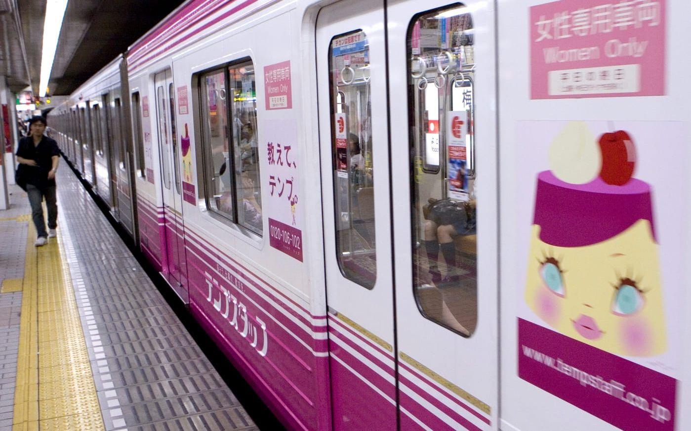 I Japan är det extra trångt under rusningstrafik vid tunnelbanestationerna, vilket har gjort att man kan arbeta som "knuffare" eller oshiyas, som ser till att människor kommer in i tunnelbanan - genom att knuffa dem. Bild: TT