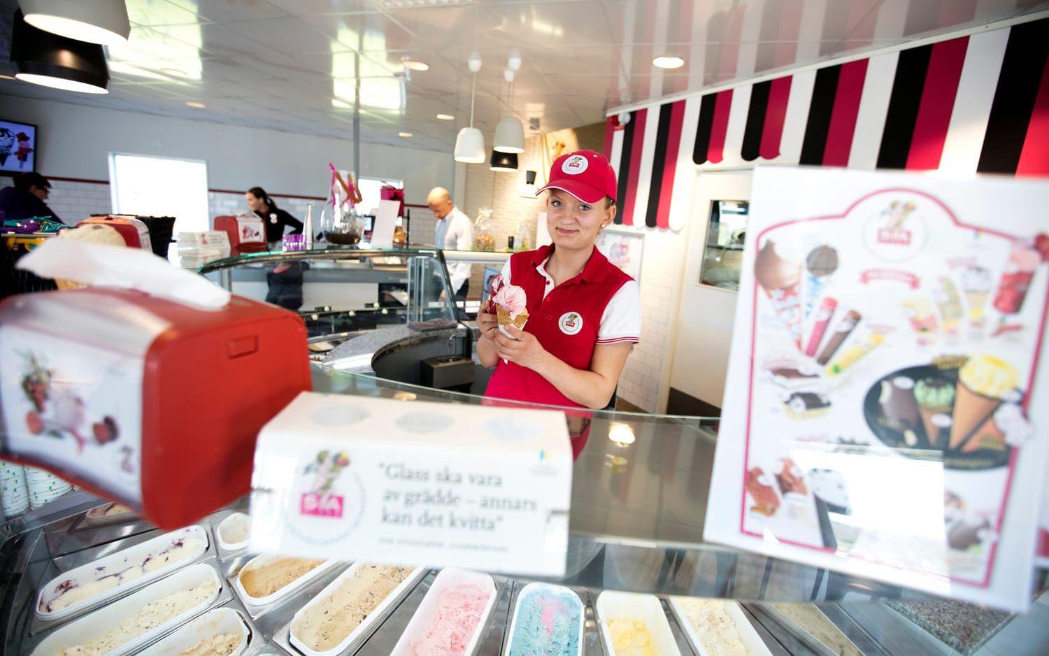 Stark tillväxt. En av dem som arbetar i glassföretagets butik i Slöinge är Wilma Henningsson. Här finns bland annat ett stort utbud av andrasortering och en glassbar med närmare 50 kulglasssmaker. Butiken renoverades 2014 och har sedan dess haft en tillväxt på omkring 30 procent per år. Bild: Patrik Ljungman