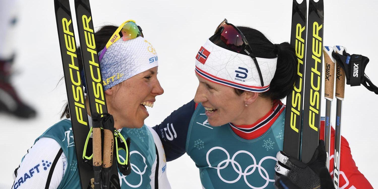 Sveriges Charlotte Kalla och Norges Marit Bjørgen ställs mot varandra i sprintstafettfinalen.