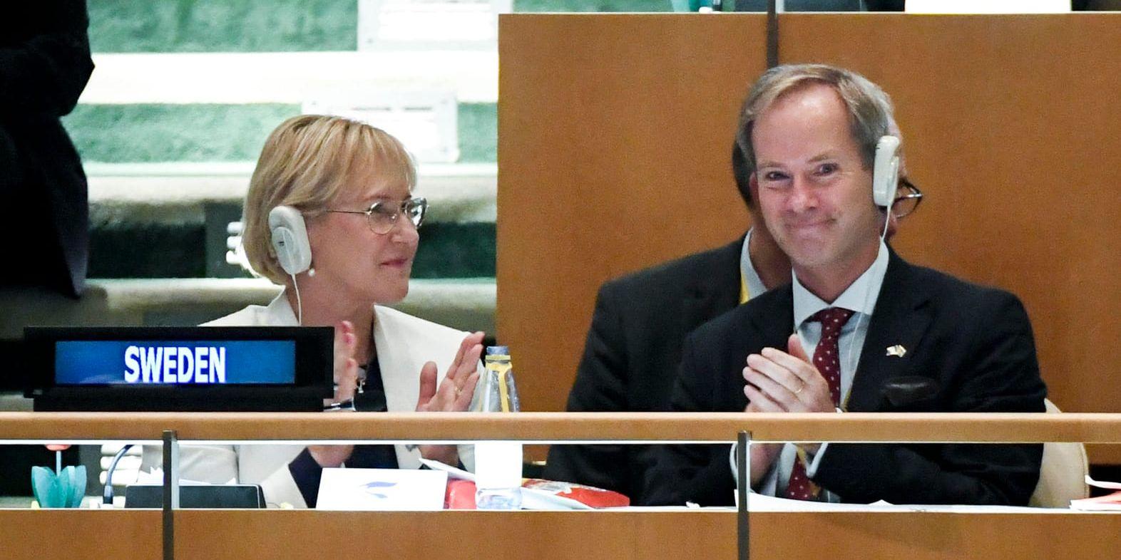 Utrikesminister Margot Wallström (S) och FN-ambassadör Olof Skoog applåderar i FN:s generalförsamling efter att Sverige fått en plats i FN:s säkerhetsråd. Arkivbild.