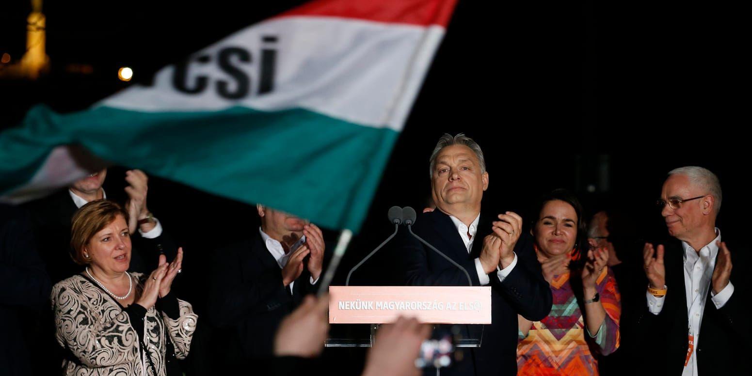 Viktor Orbán (i mitten) hyllas i Budapest.