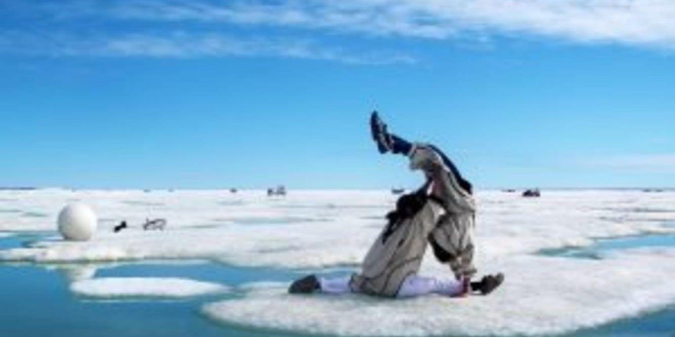 Det inuitiska danskompaniet Artcirq använder scenkonst för att motverka självmord bland tonåringar. Pressbild.