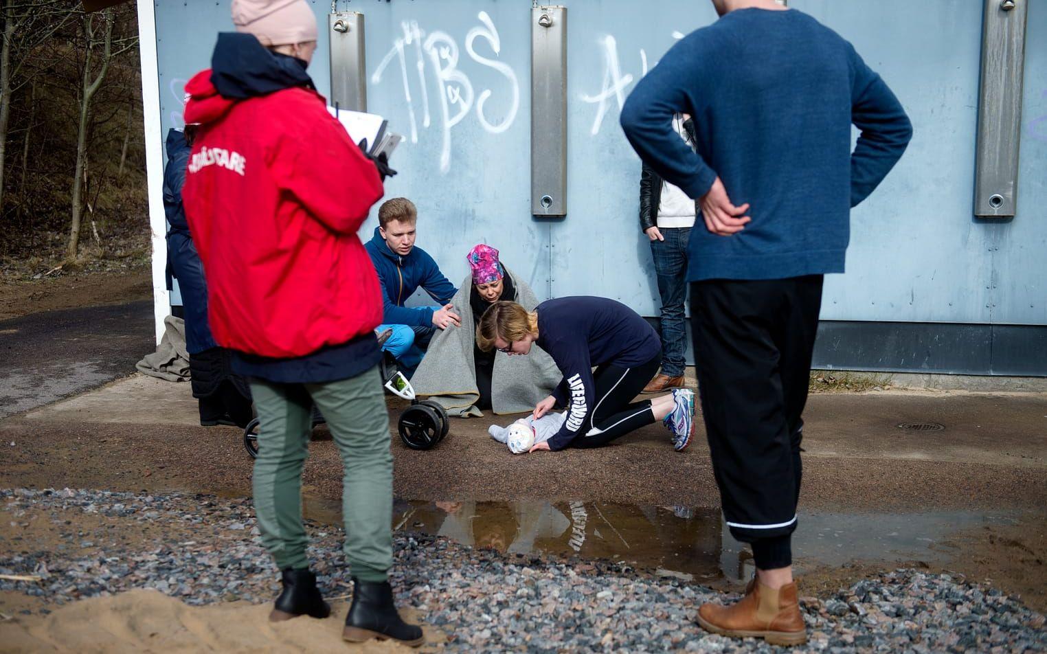 Vid en station fick Ellen Carlsson och Emil Carlsson från livräddarna Skövde göra hjärt-lungräddning på en docka. Bild: Lina Salomonsson