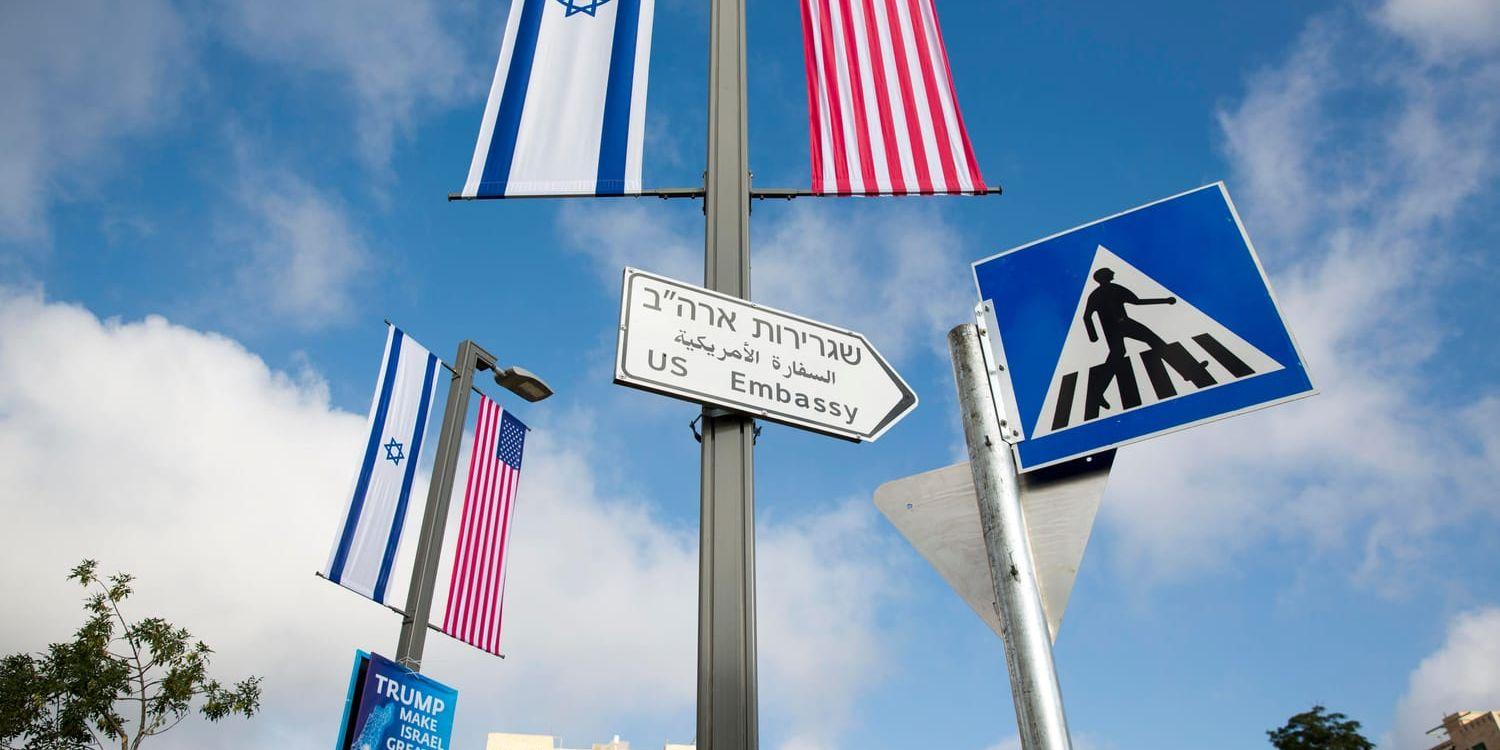 En vägskylt visar vägen till USA:s ambassad som ceremoniellt öppnas i Jerusalem under måndagen.