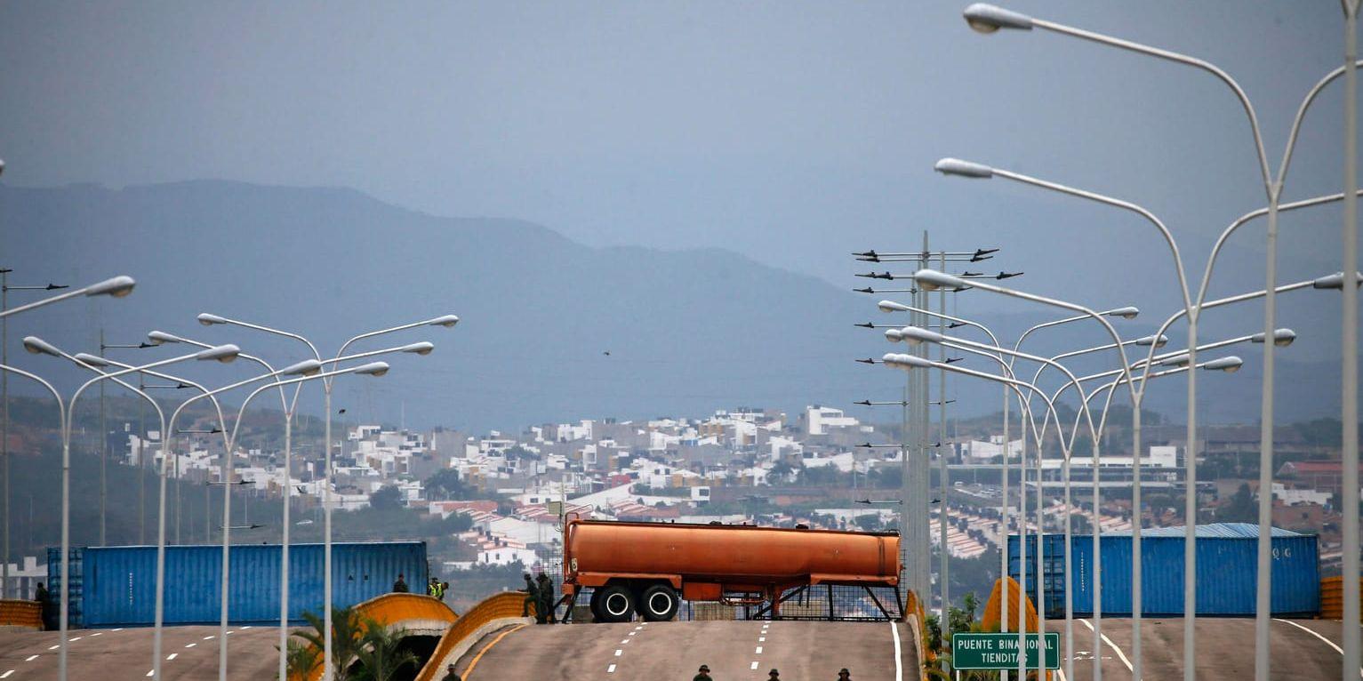 Containrar och lastbilar över en bro på gränsen mellan Colombia och Venezuela hindrar sedan i onsdags hjälpsändningar in i det krisdrabbade landet.