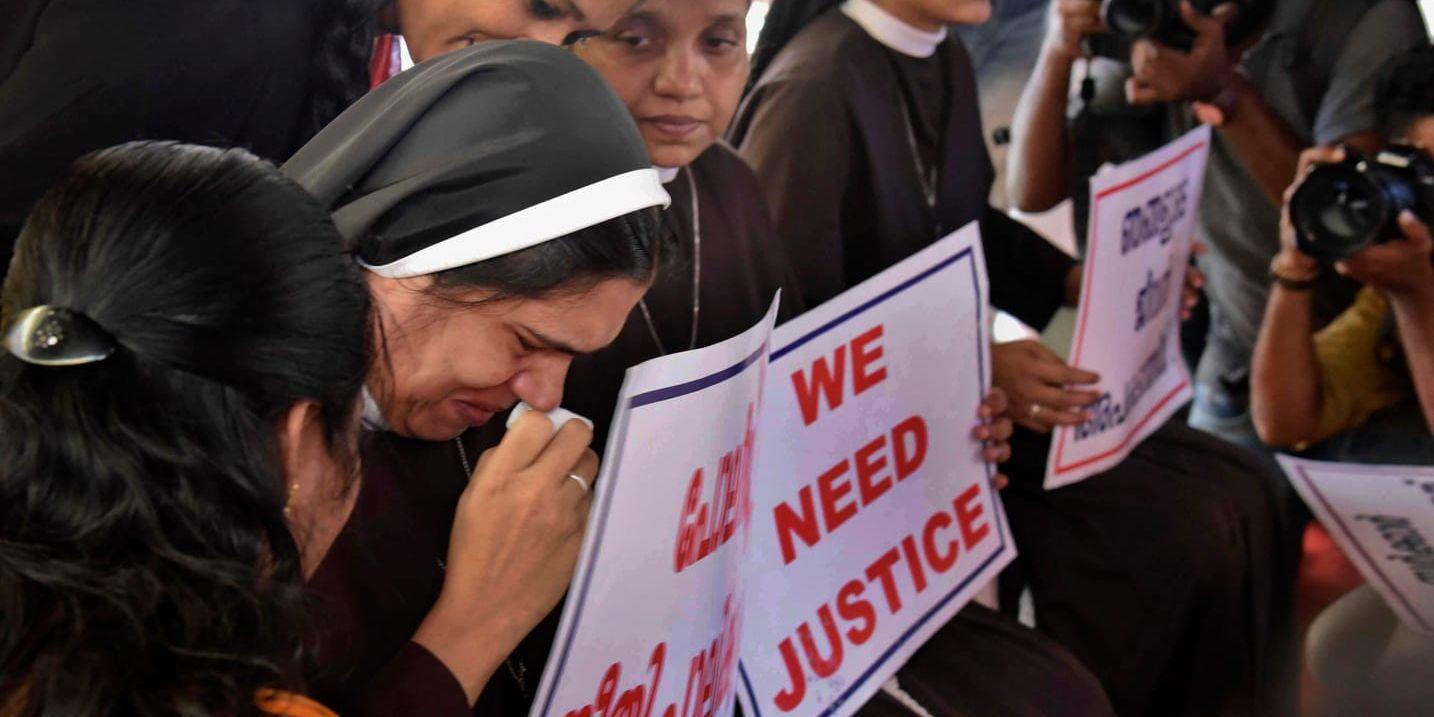 En nunna gråter under en demonstration i juni i Kerala. Demonstranterna krävde att biskopen grips.