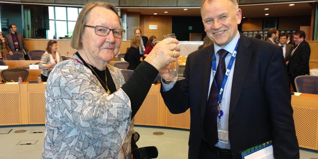 EU:s hälsokommissionär Vytenis Andriukaitis (till höger) hoppas bli president i hemlandet Litauen. För några år sedan skålade han för djurhälsan i EU med dåvarande EU-parlamentsledamoten Marit Paulsen. Arkivfoto.