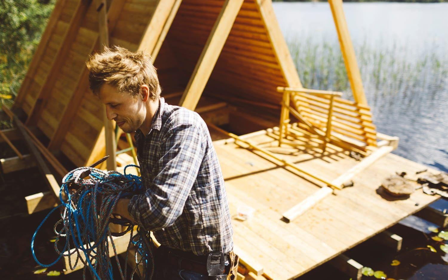 En av volontärerna är Thomas Kjelds, som driver egen snickarfirma i Århus, men som nu bygger en flytande bastu och trähyttor i Bohult för kost och logi. Bild: Anders Andersson