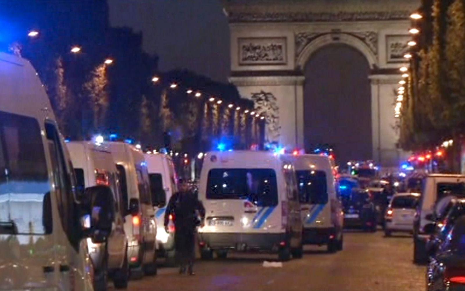 Paris, 20 april. En gärningsman öppnade eld på Champs-Elysées i Paris och dödade en polisman.