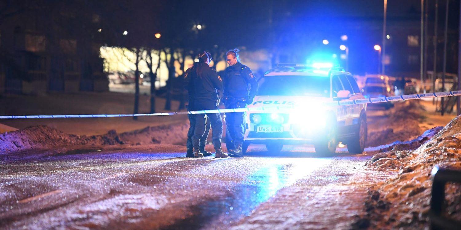 Polis vid brottsplatsen i Norsborg den 8 februari. Arkivbild.