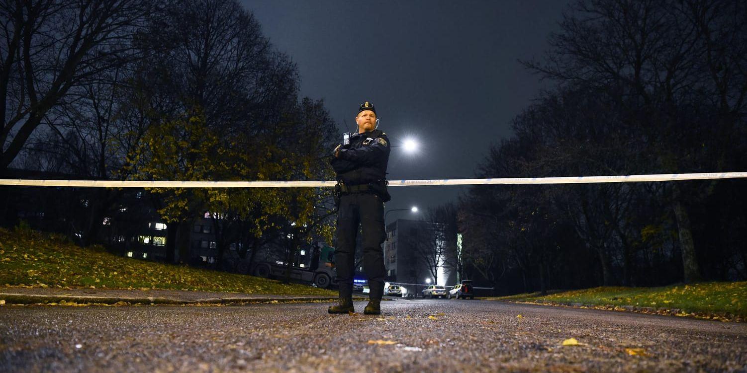 Två personer har skjutits i Hallonbergen nordväst om Stockholm. Enligt polisen avlossades skotten mot en bil.