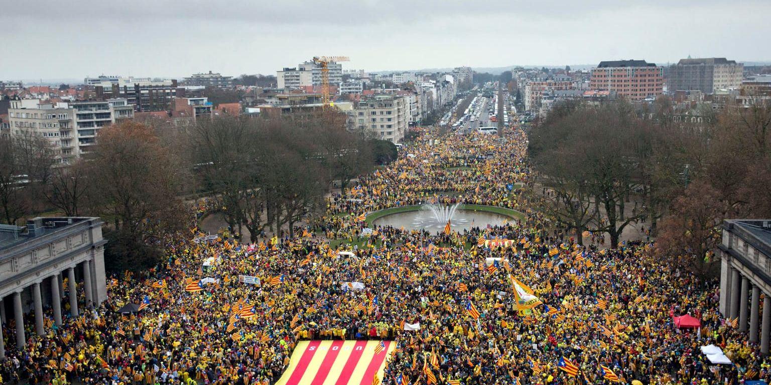 Uppemot 45 000 personer demonstrerar för Katalonien runt EU-byggnaderna i Bryssel, enligt belgisk polis.