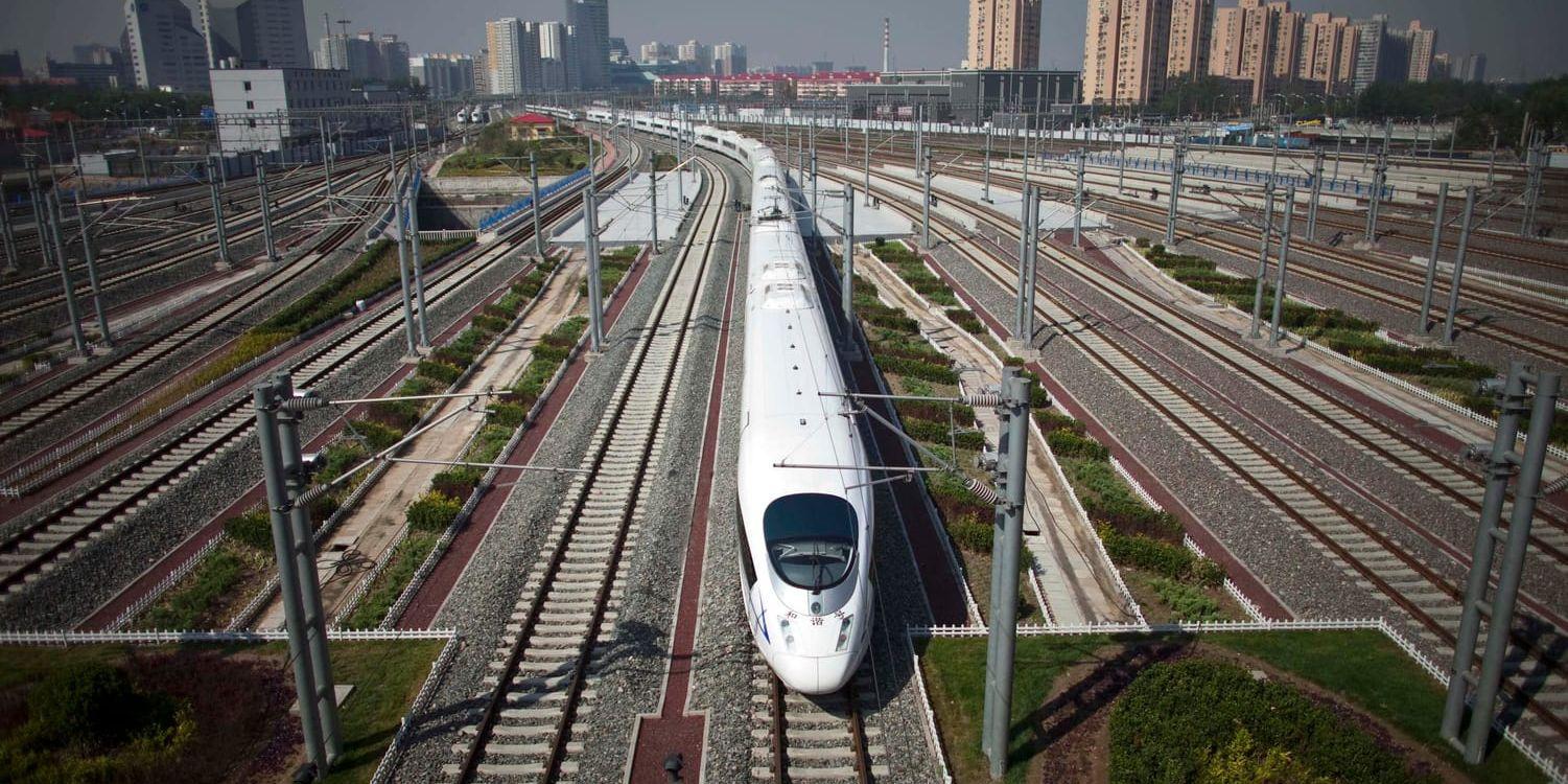 Ett höghastighetståg lämnar stationen Bei Jing Nan (Peking södra) mot Shanghai. Arkivbild.