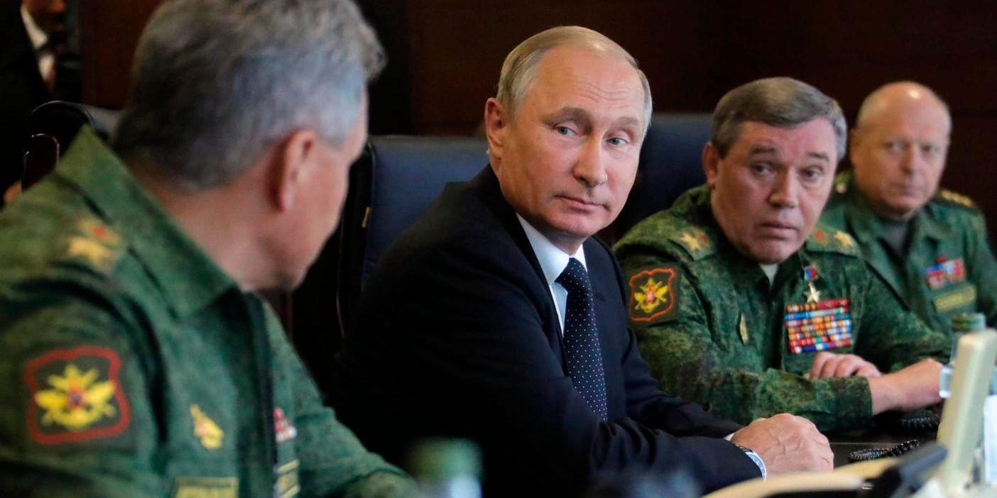 Rysslands president Vladimir Putin och generalstabens chef Valerij Gerasimov i mitten. Arkivbild.