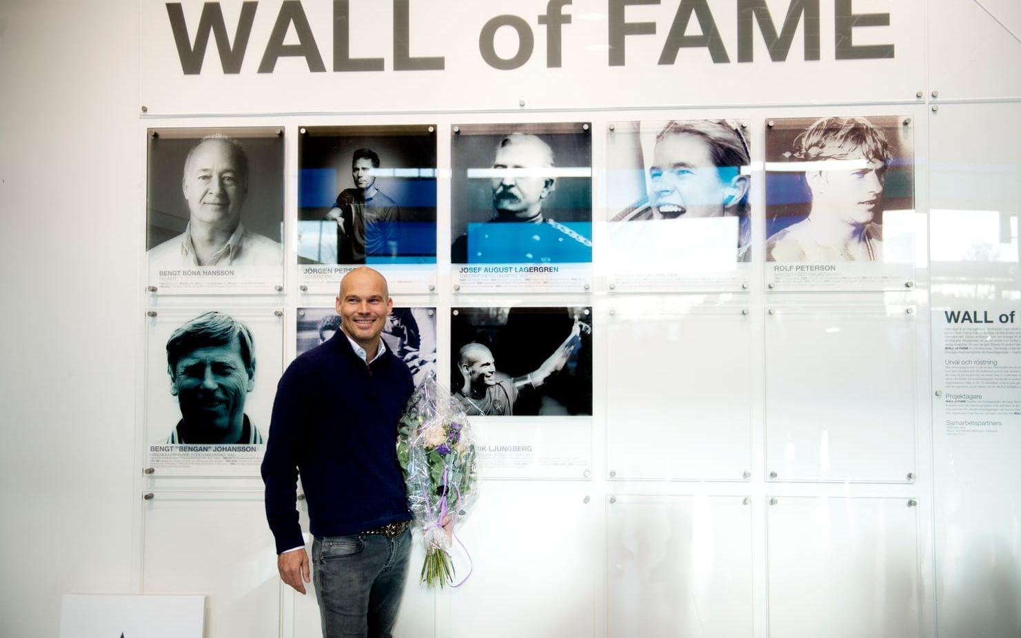 Blommor och bild. Nu är Fredrik Ljungberg en del av Wall of Fame. Bild: Lina Salomonsson.