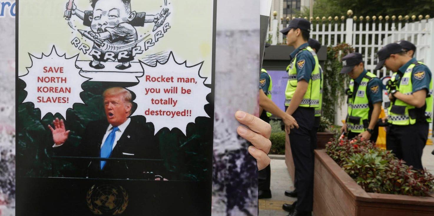 Utspelen är många och vassa i konflikten kring Nordkorea. Här håller en demonstrant i Sydkorea upp en skylt i Seoul i fredags.