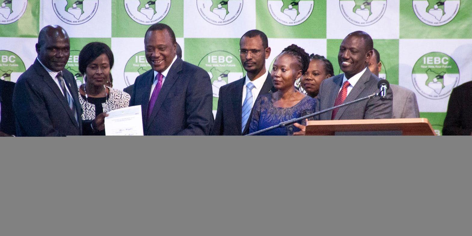 Roselyn Akombe, avhoppad ledamot i den kenyanska valkommissionen, i blått i mitten, under ceremonin då president Uhuru Kenyatta förklarades segrare i valet i augusti. Valet är nu ogiltigförklarat.