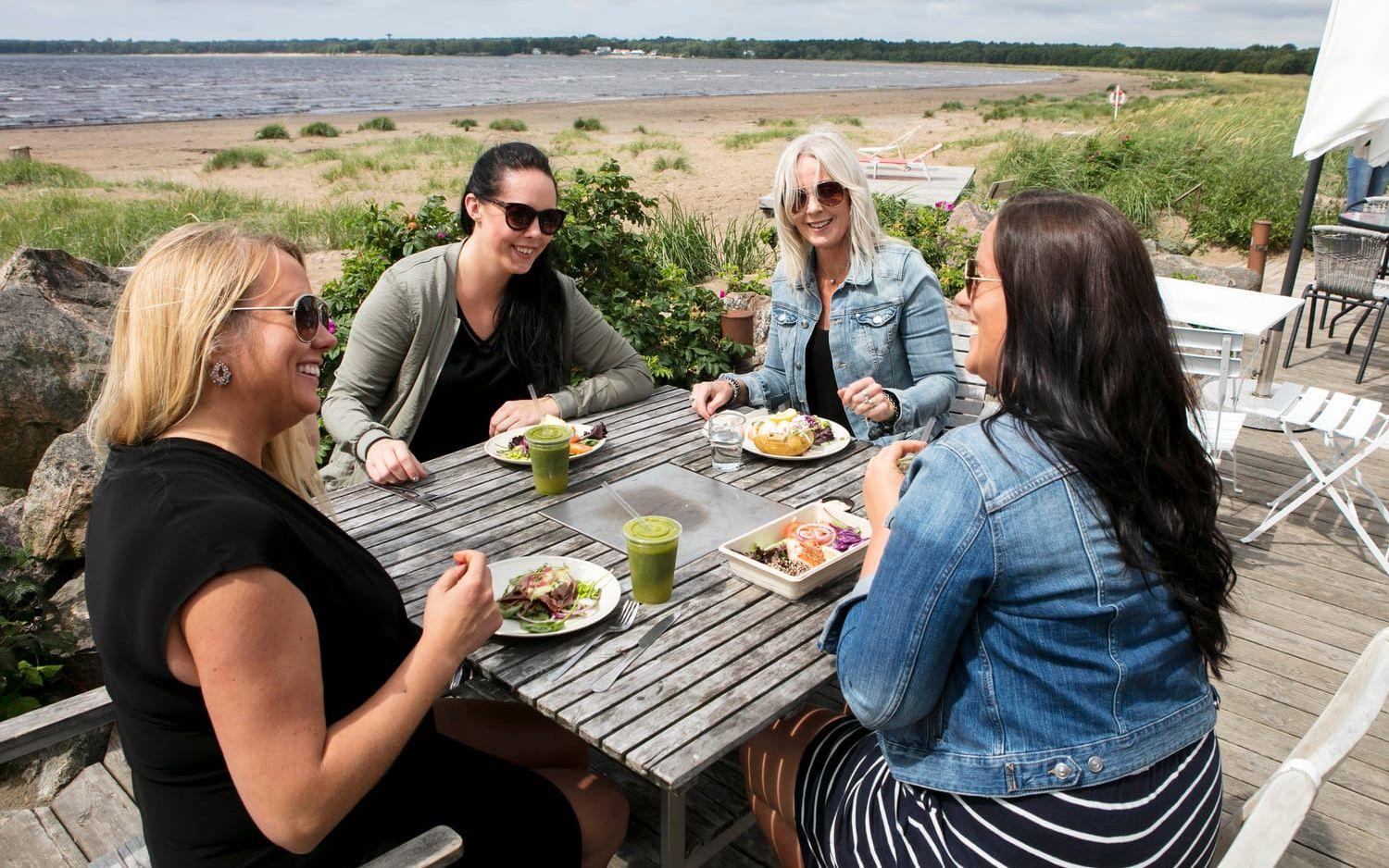 13.00 Lunch på Söderpiren. Solen surar, men tjejerna är sprudlande glada och slår fast att ”ingen sommar utan Halmstad”.  Bild: Patrik Ljungman