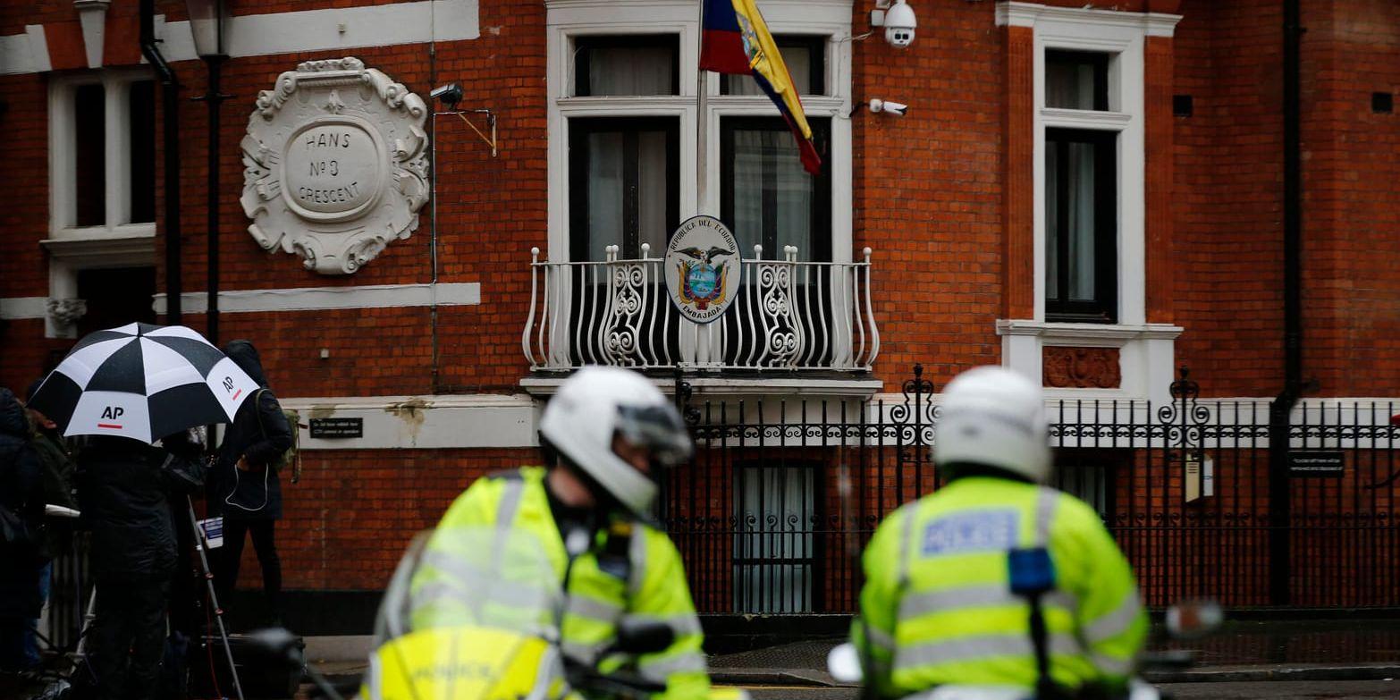 Polis utanför Ecuadors ambassad i London.