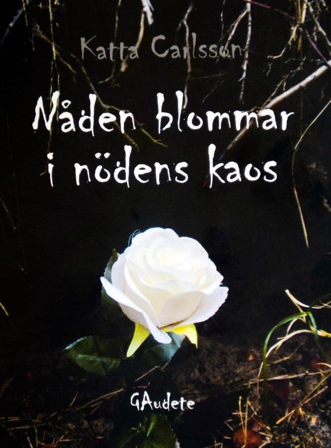 Gavs ut i år. I ”Nåden blommar i nödens kaos” ger Katta Carlsson för första gången ut sina dikter i bokform. Hon har tidigare tävlat fyra gånger i poetry slam-SM. Bild: Oskar Carlsson