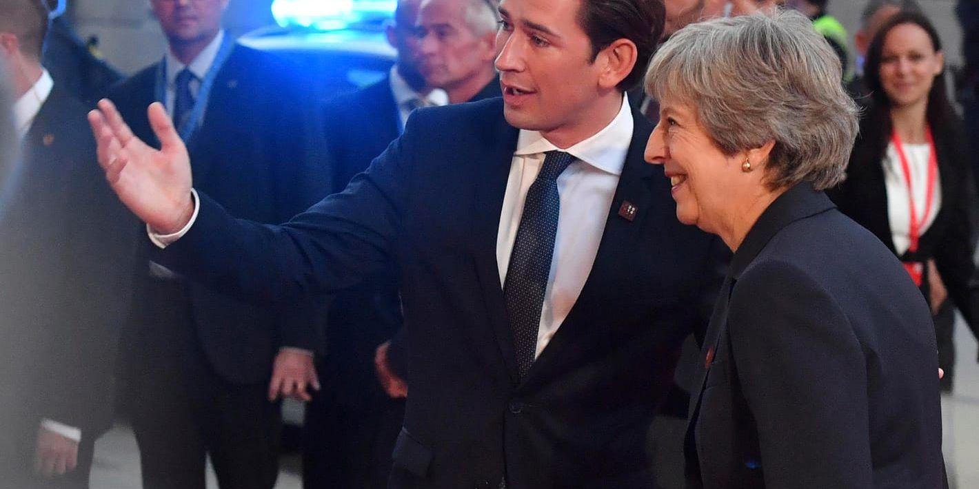 Storbritanniens premiärminister Theresa May hälsas välkommen av Österrikes förbundskansler Sebastian Kurz vid ankomsten till Salzburg.