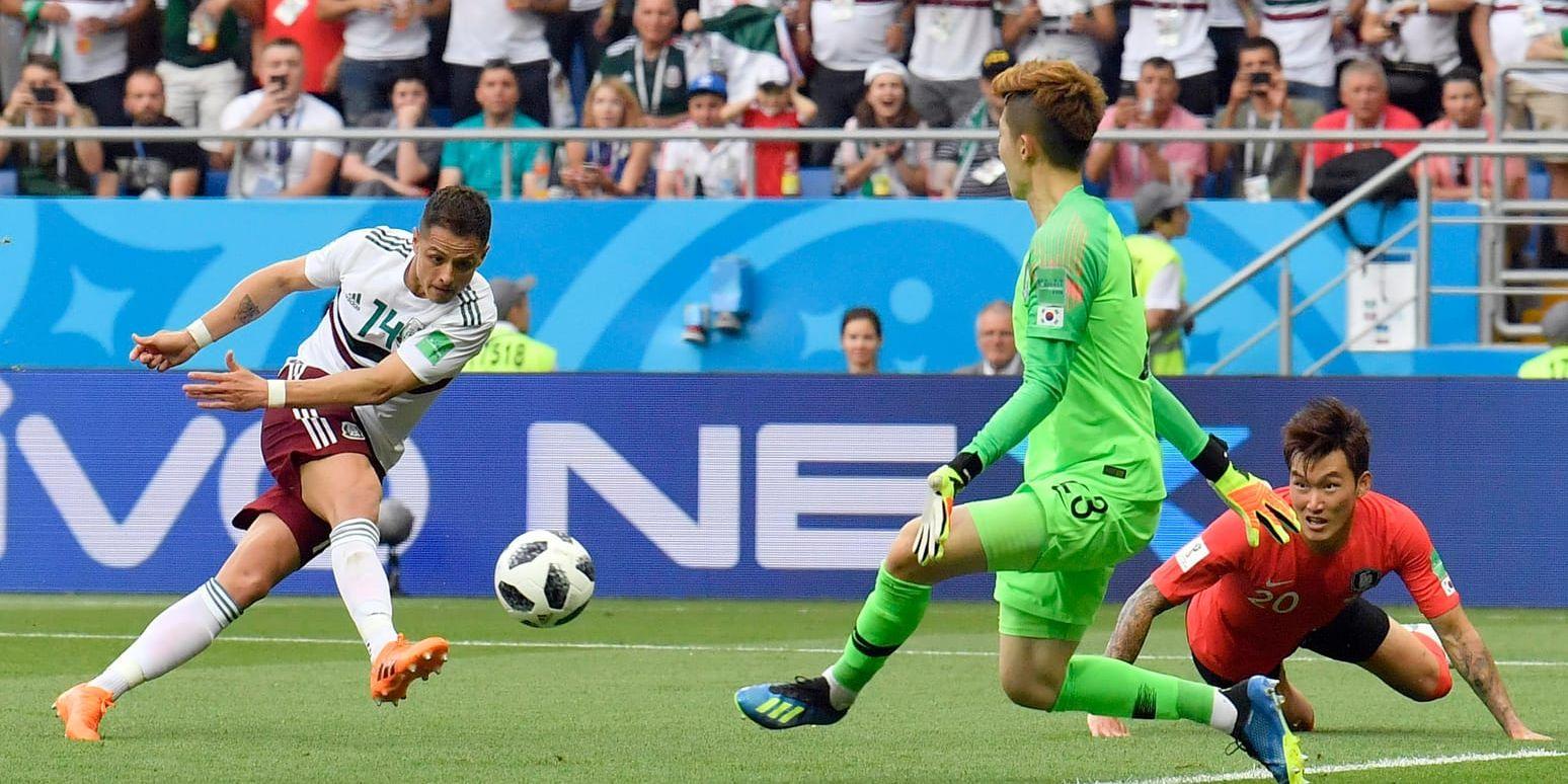 Javier Hernandez blev matchhjälte med sitt 2–1-mål när Mexiko tog ett väldigt fast grepp om en åttondelsfinalsbiljett i VM.