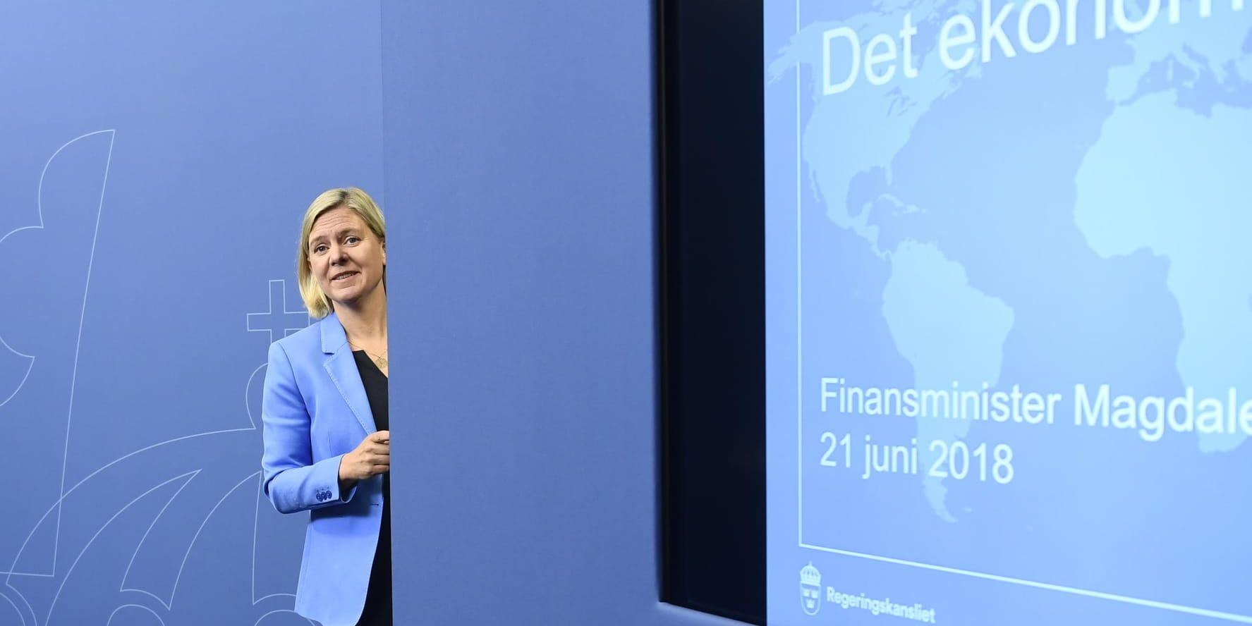 Finansminister Magdalena Andersson (S) presenterar Finansdepartementets senaste prognos för det ekonomiska läget.