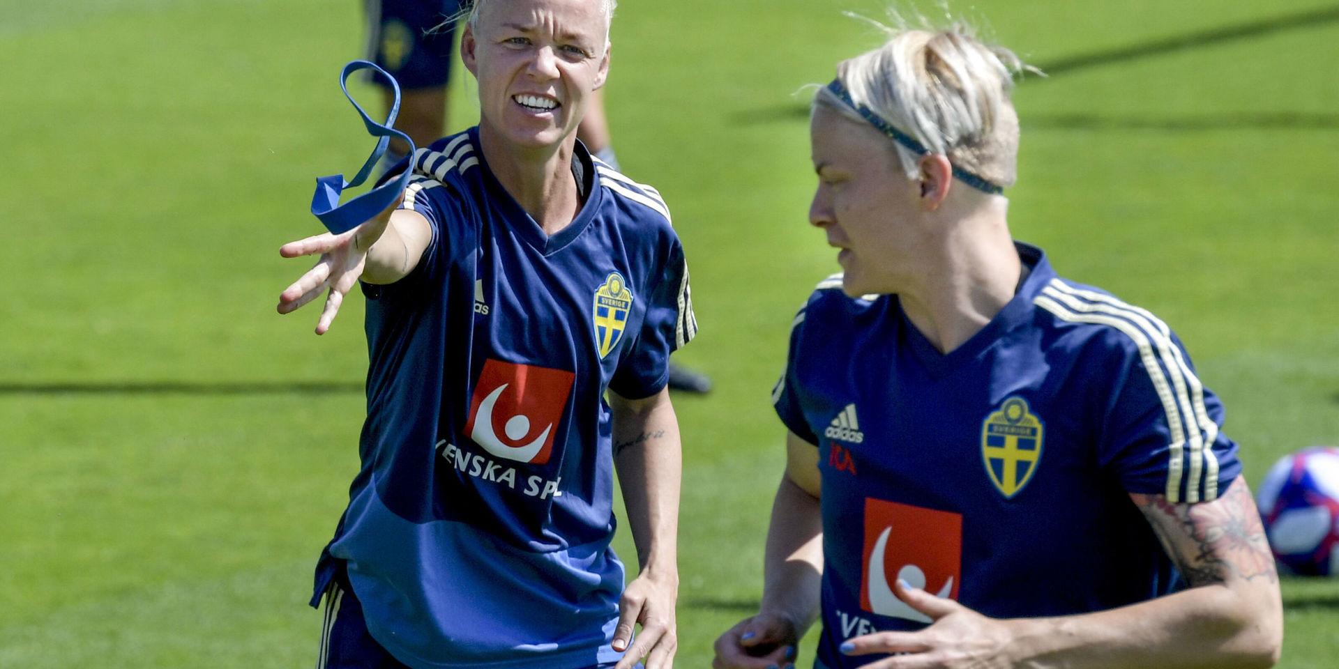 Caroline Seger och Nilla Fischer får lika mycket i ersättning under samlingarna som spelarna i herrlandslaget, enligt Svenska fotbollförbundets svar till DO. Arkivbild. 