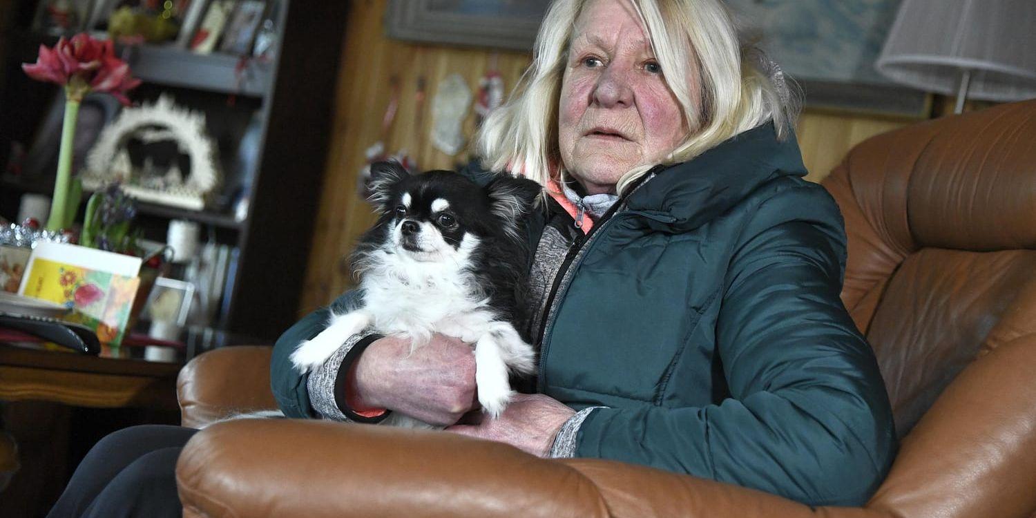 Sirpa Seppälä och hunden Cindy bor i Riala och har varit utan ström sedan i onsdags.