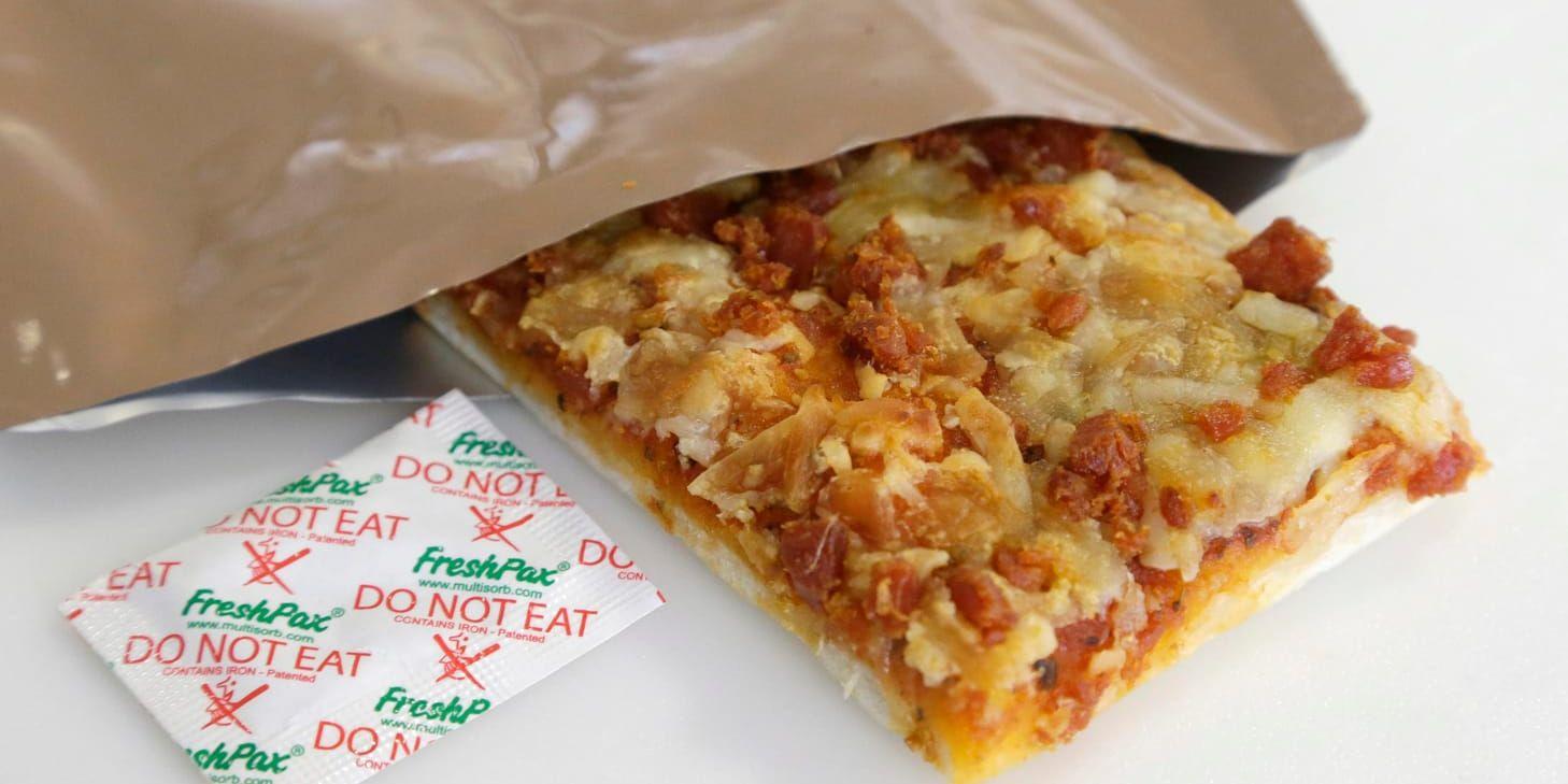 Här är en prototyp till pizzan som snart kommer att inkluderas i sortimentet av fältransoner, kända som "Meals Ready to Eat" (MRE) i den amerikanska armén.
