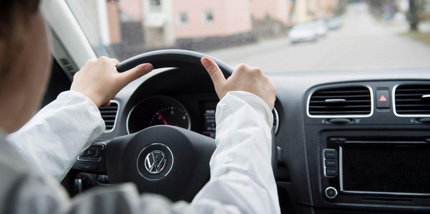 Bland svenska par är kvinnorna fortfarande underrepresenterade när det kommer till att köra bil. Arkivbild.