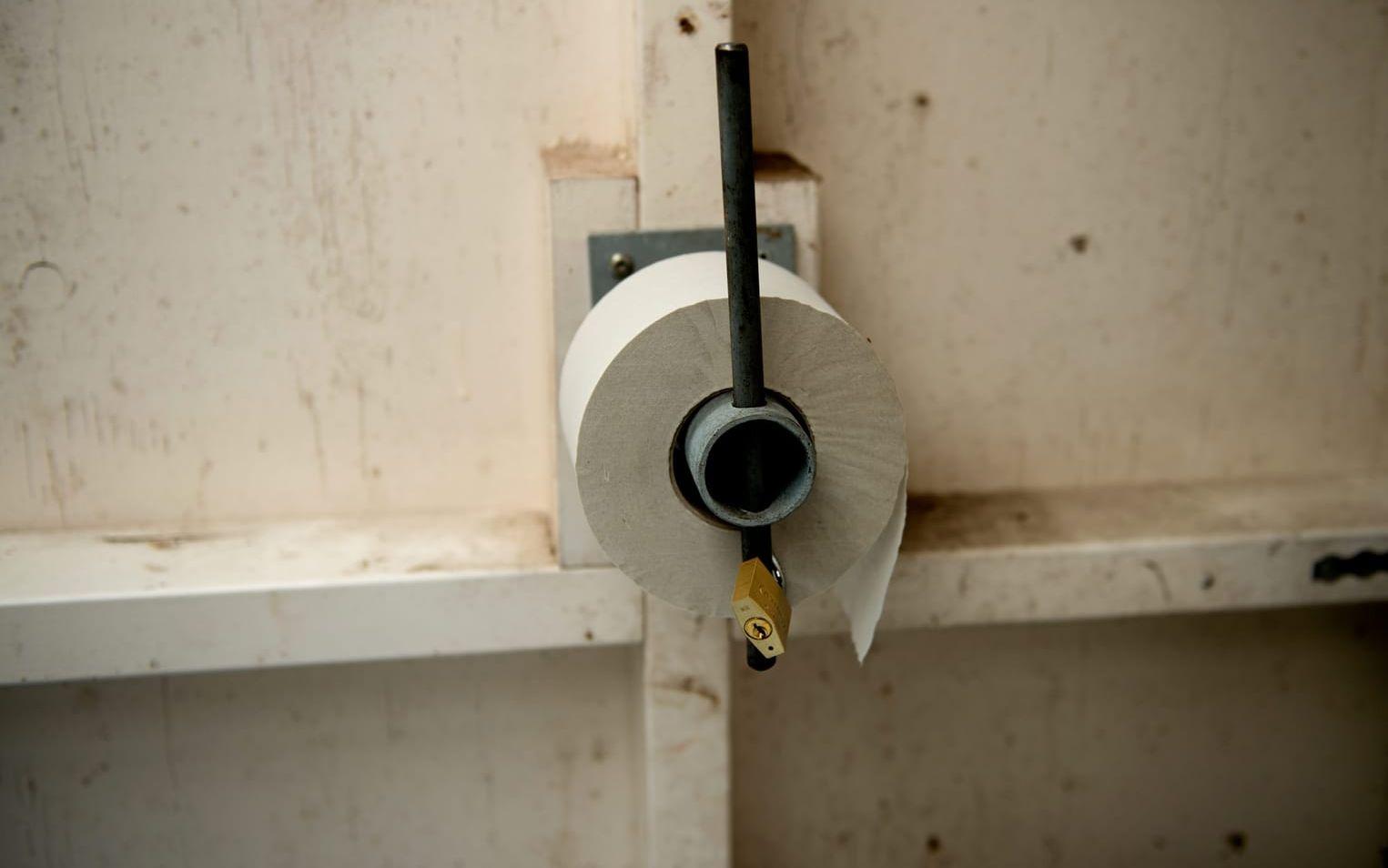 Toapappershållaren är försedd med lås, som tjuvarna har slagit sönder för att komma åt dasspappret. Bild: Lina Salomonsson
