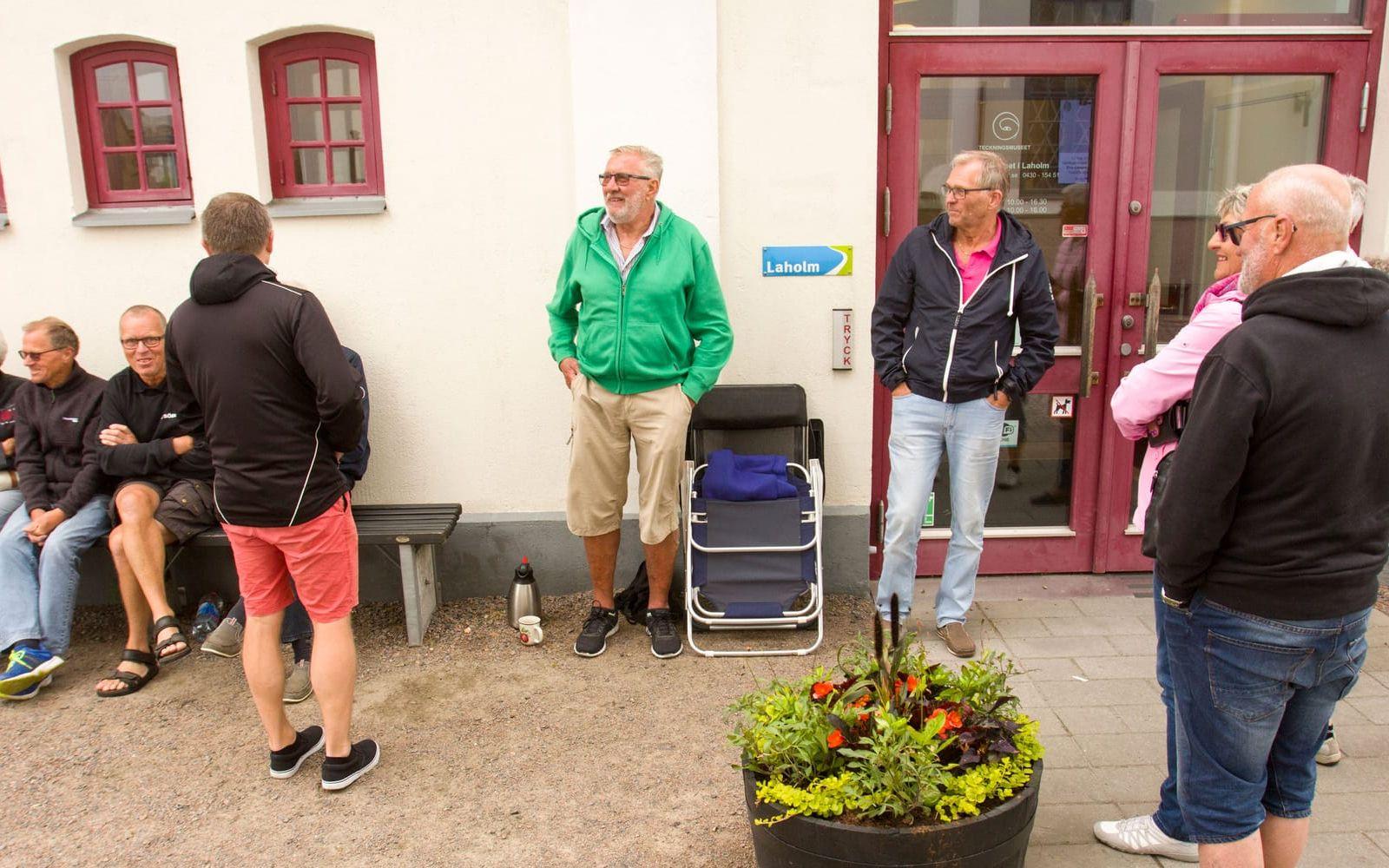 Håkan Magnusson, Stig Åkesson och Eje Tedeby stod först i kö. De hade väntat utanför turistbyrån sedan fem i sex på morgonen. Bild: Jonatan Gernes