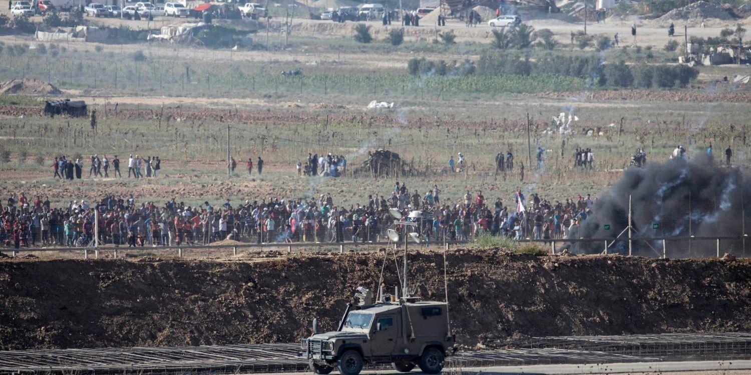 Palestinier demonstrerar vid gränsen mellan Israel och Gazaremsan. Två palestinier dödades under dagen, enligt den palestinska hälsomyndigheten.